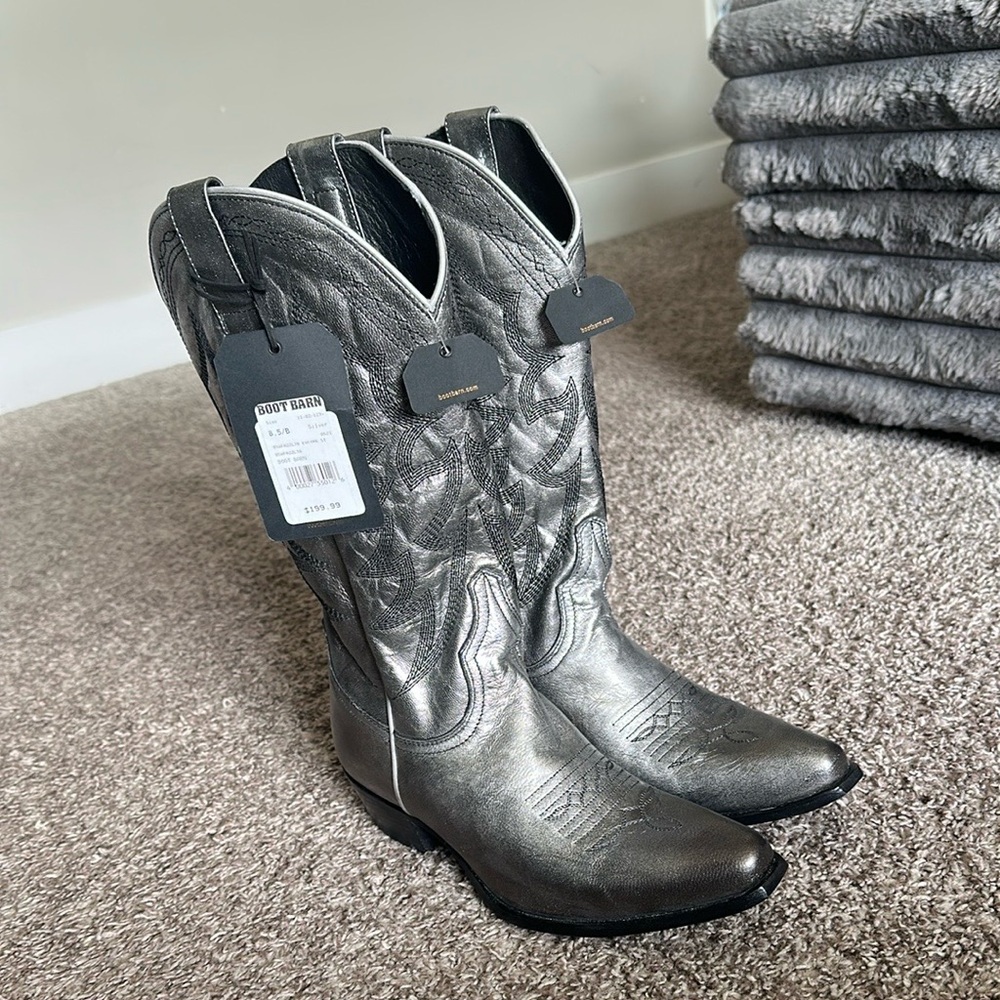 Brand new SHYANNE SILVER COWBOY BOOTS